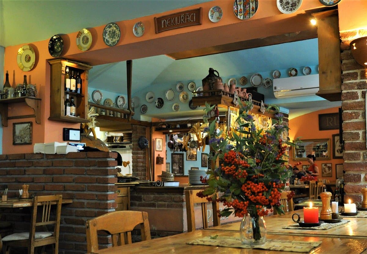 Útulný interiér pizzerie Rustica v Praze